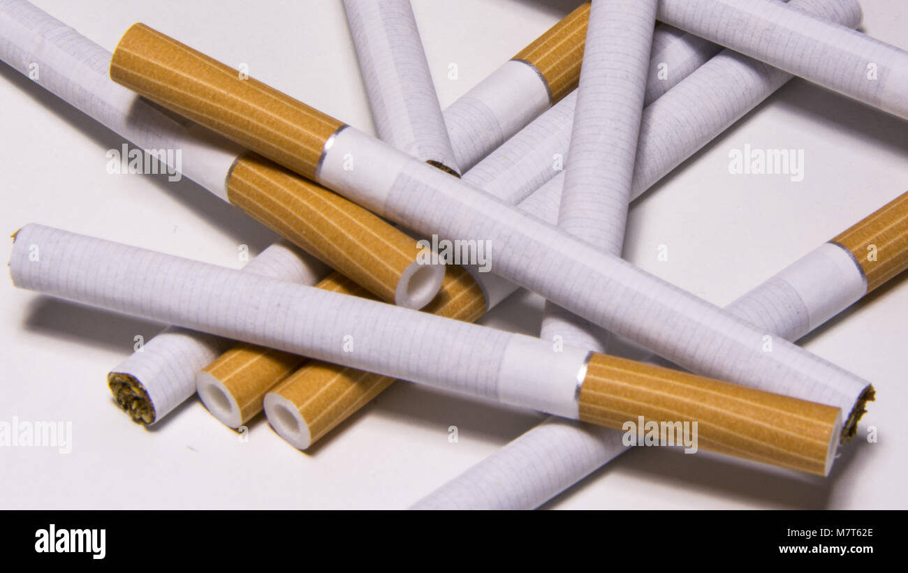 Sigaretta su sfondo bianco, uno stile di vita poco salutare, tossici la nicotina Foto Stock