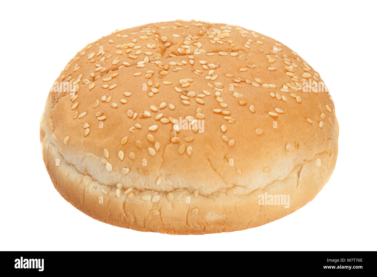 Burger bun cotta con seasame isolato su bianco Foto Stock