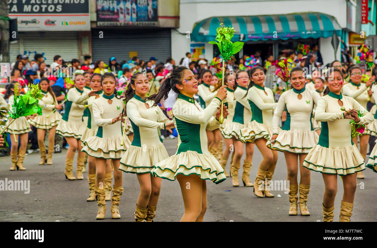 Quito, Ecuador - 31 Gennaio 2018: un gruppo di giovani studenti di scuola le ragazze che indossano uniformi per la parata in Quito festeggiamenti Foto Stock
