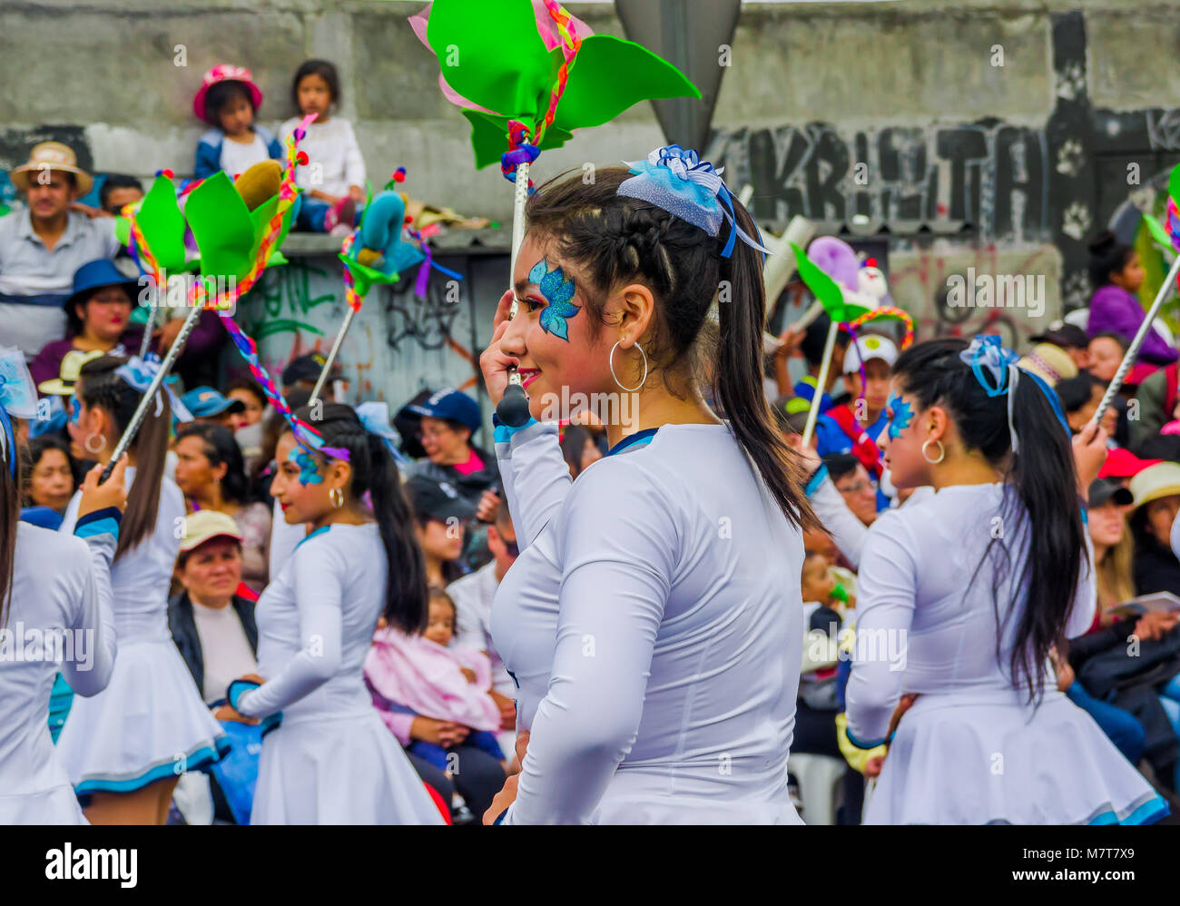 Quito, Ecuador - 31 Gennaio 2018: un gruppo di giovani studenti di scuola le ragazze che indossano uniformi per la parata in Quito festeggiamenti Foto Stock