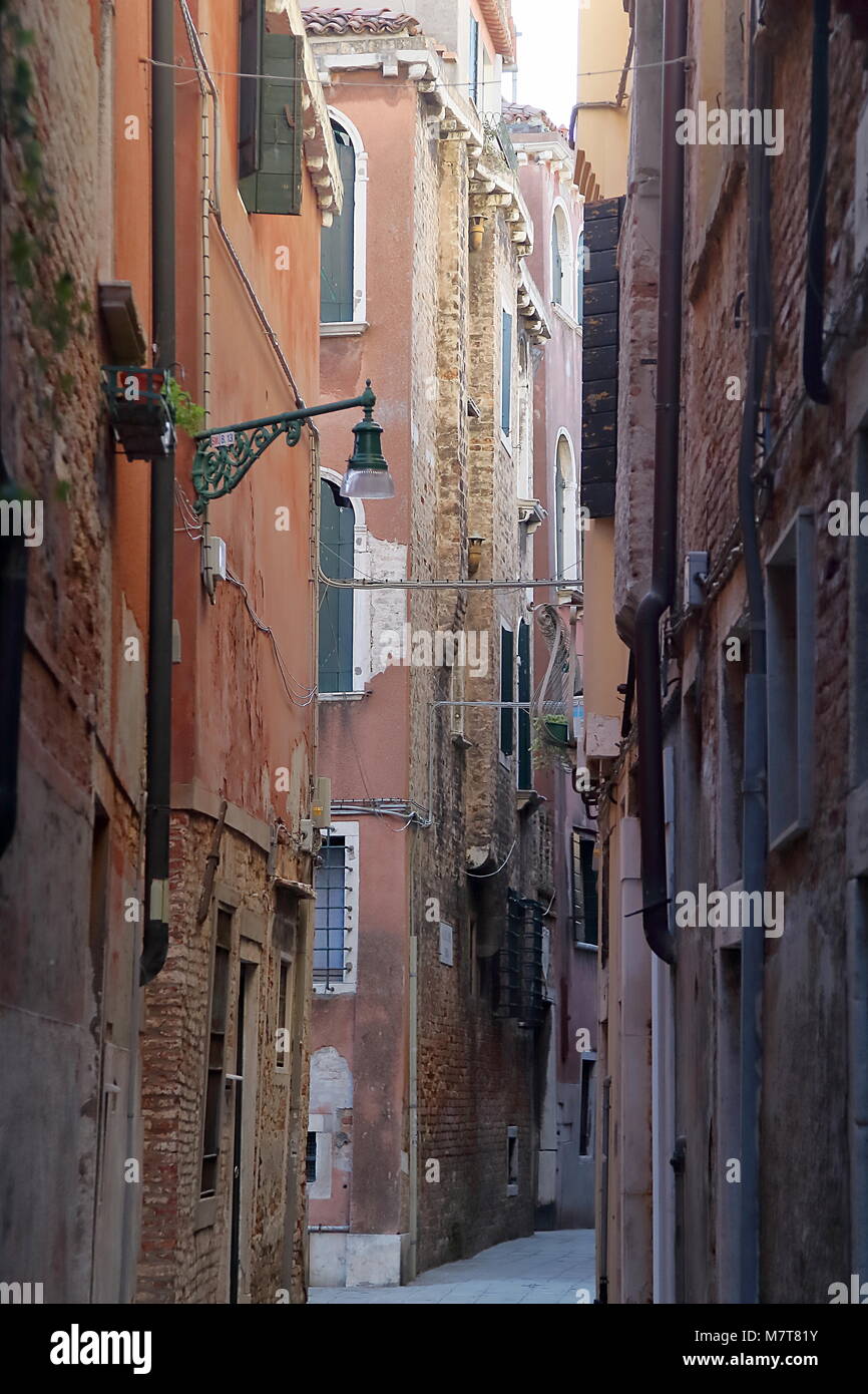 Venezia, Italia. Una strada residenziale nel quartiere di Castello di Venezia Foto Stock