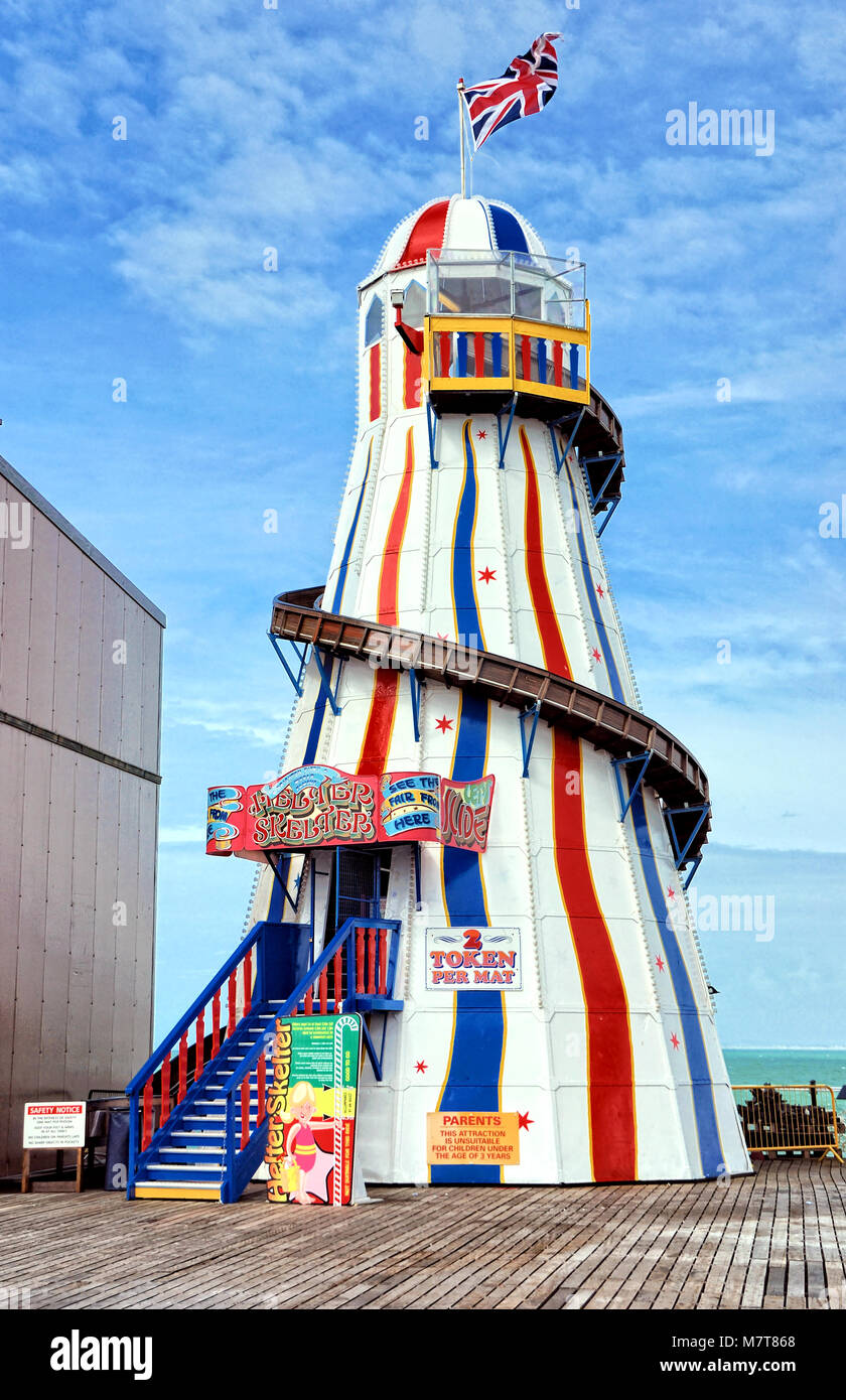 Un Helter-Skelter sul molo di Brighton. Foto Stock