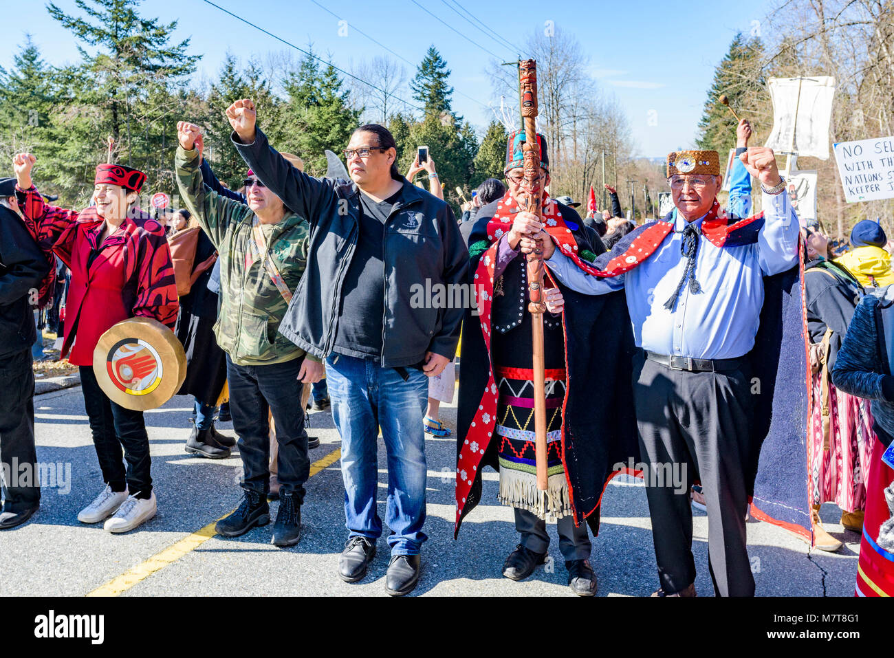 I capi indigeni e gli anziani portano Anti Kinder Morgan Pipeline Marzo, proteggere l'ingresso, Kwekwecnewtxw, Burnaby, BC, Canada Foto Stock
