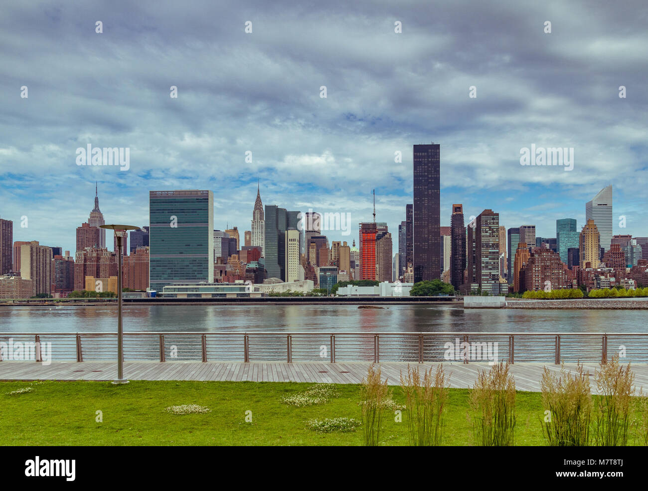 Midtown Manhattan e l'edificio delle Nazioni Unite attraverso il fiume Est dal Gantry Plaza state Park a Long Island City, Queens, New York Foto Stock