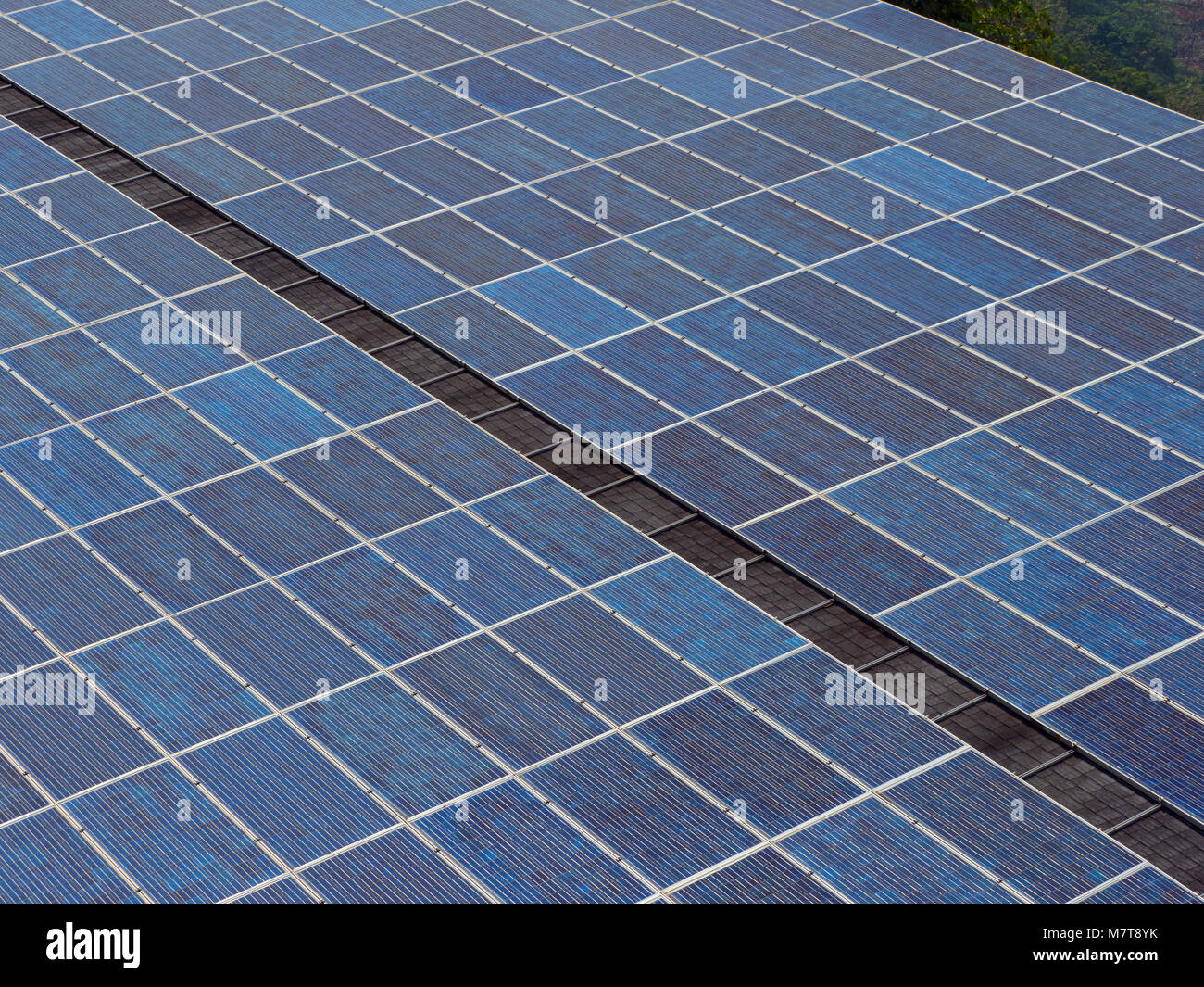 Pannelli solari sul tetto hotel Ko Chang Isola della Thailandia Foto Stock