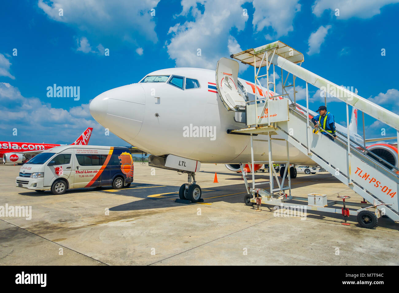 KRABI, Thailandia - Febbraio 02, 2018: Outdoor View di passeggeri a salire su un Thai Air Asia piano a Krabi L'Aeroporto Internazionale di Krabi, in Thailandia Foto Stock