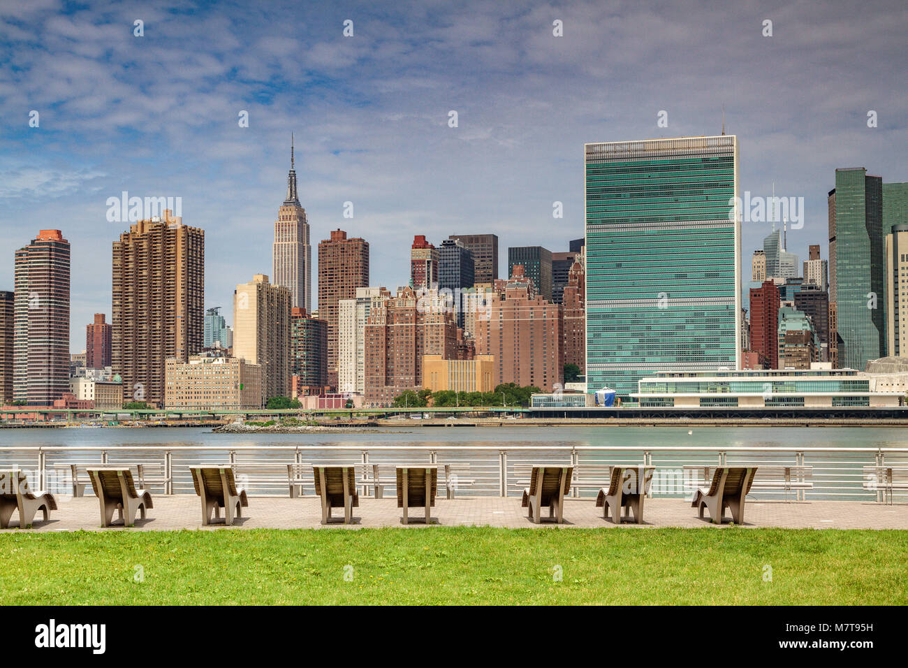 Midtown Manhattan e l'edificio delle Nazioni Unite visto dall'altra parte del Fiume Est al Gantry Plaza state Park a Long Island City, Queens, New York Foto Stock