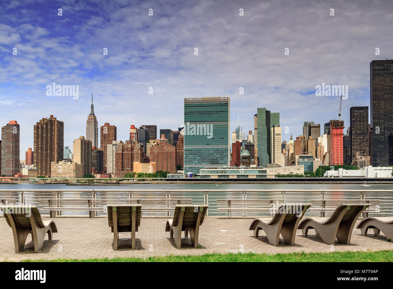 Midtown Manhattan e l'edificio delle Nazioni Unite visto dall'altra parte del Fiume Est al Gantry Plaza state Park a Long Island City, Queens, New York Foto Stock