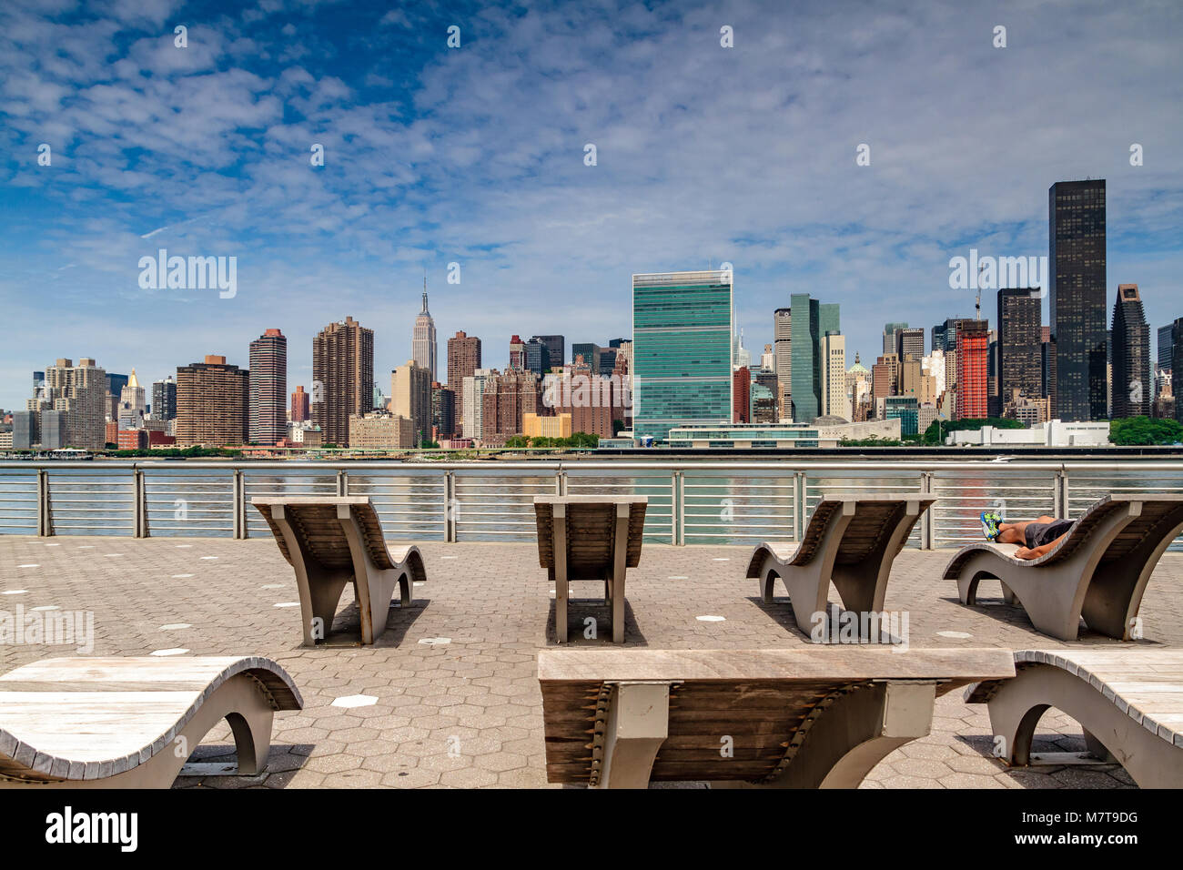 Midtown Manhattan e l'edificio delle Nazioni Unite visto dall'altra parte del Fiume Est al Gantry Plaza state Park a Long Island City, Queens, New York Foto Stock