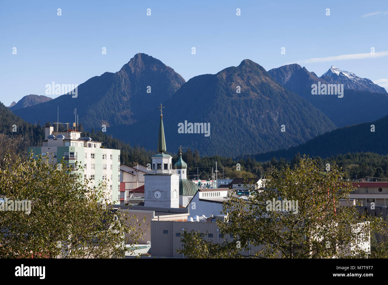 Sitka, Alaska: Vista del centro della città di Sitka e le tre sorelle montagne dal castello di Baranof sito storico dello stato. Foto Stock