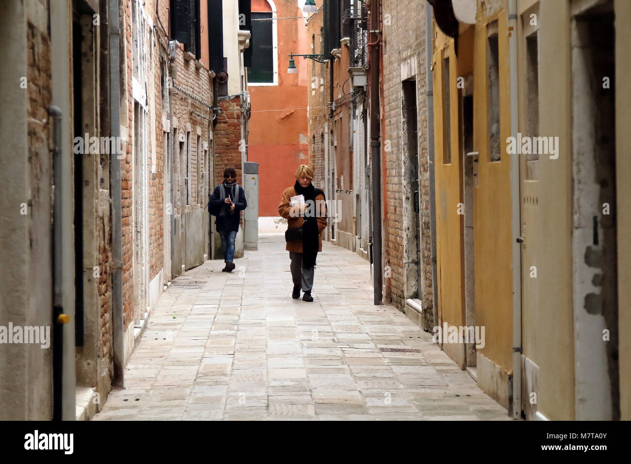 Venezia, Italia - 19 gennaio 2018. Una strada residenziale nel quartiere di Castello di Venezia Foto Stock