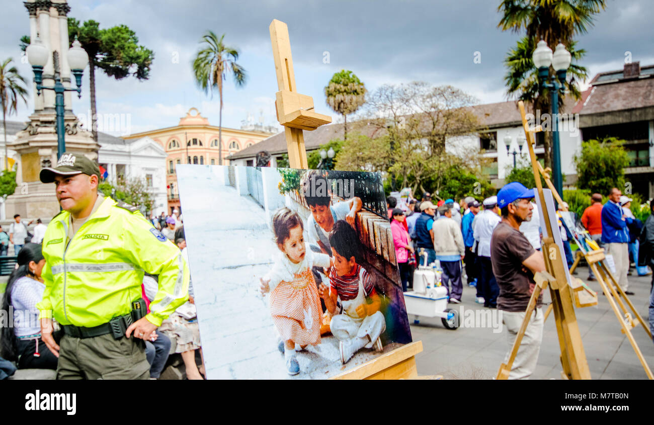 QUITO, ECUADOR, 11 gennaio 2018: Close up di fotografie su una struttura in legno a all'aperto in piazza grande con persone non identificate durante una manifestazione di protesta nella città di Quito, impegnative per una spiegazione dei loro parenti mancante Foto Stock