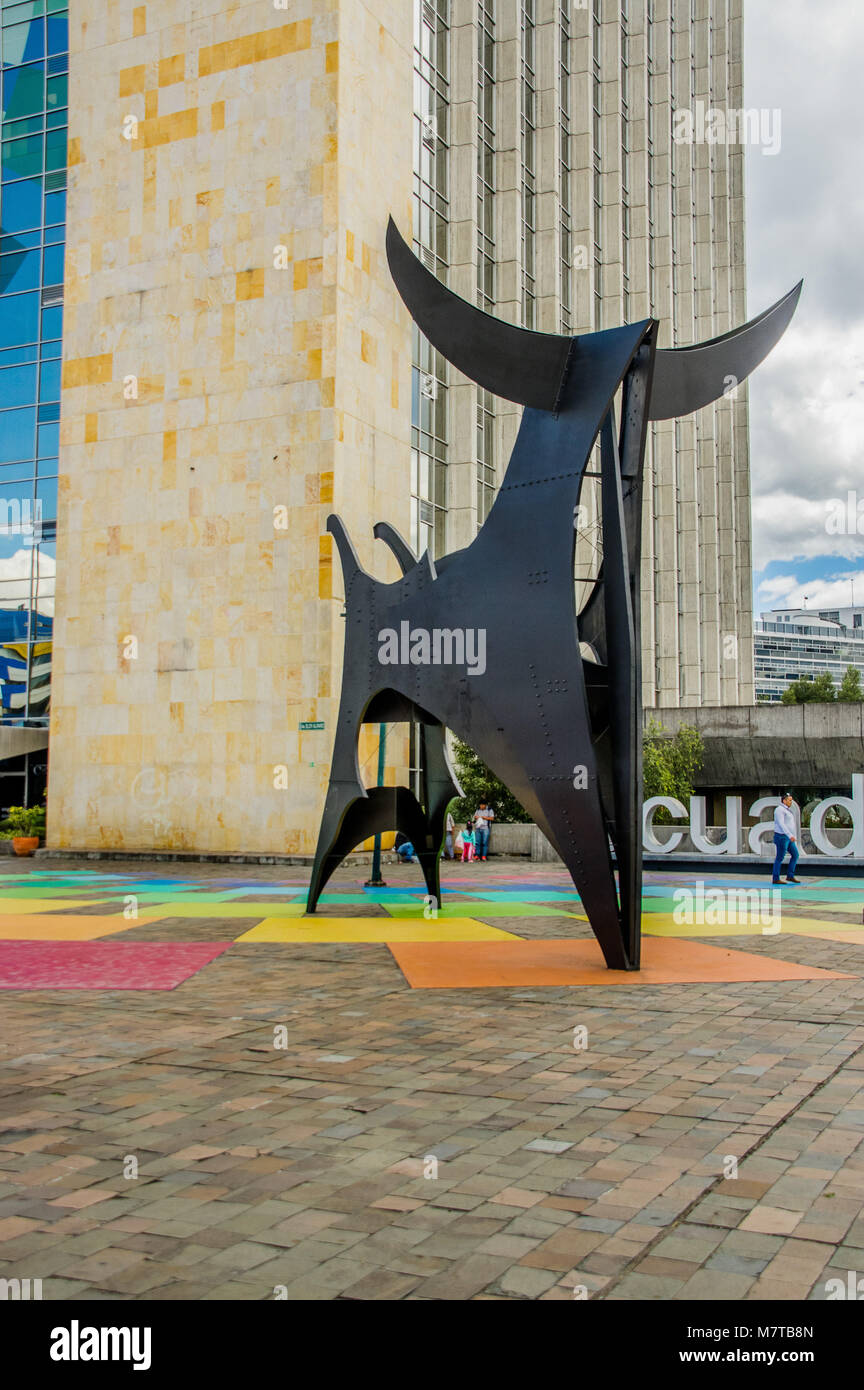 Quito, Ecuador - 02 Gennaio 2018: veduta esterna di persone non identificate passeggiate all'invio di un enorme edificio MAGAP, ministero dell'agricoltura, dell'allevamento e della pesca, di fronte a una grossa bolla metallico, situato nella città di Quito, Ecuador Foto Stock