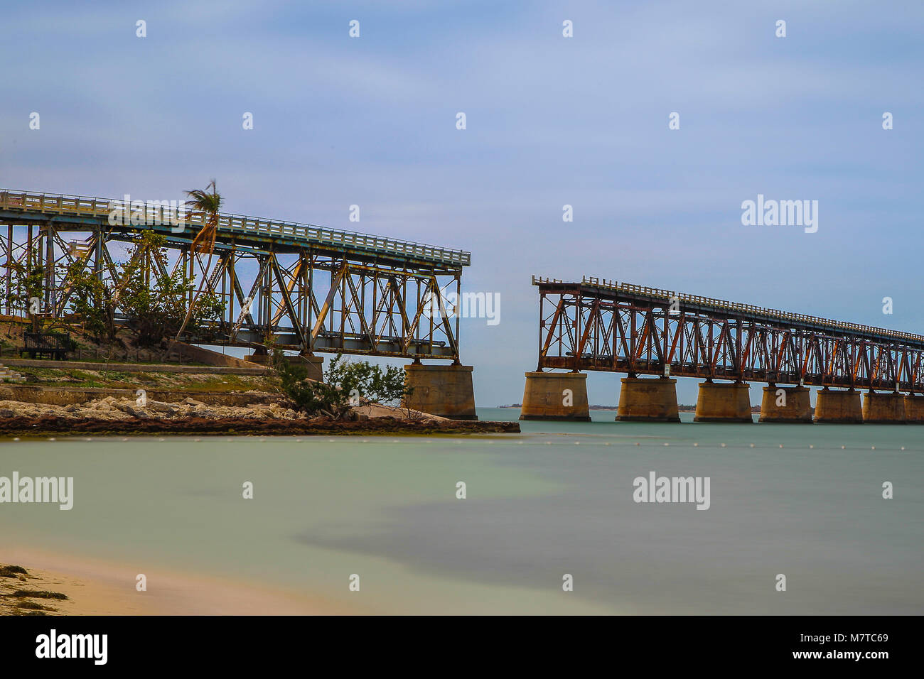 Vecchio e storico ponte ferroviario rotto e abbandonato sul modo di Key West Florida Foto Stock