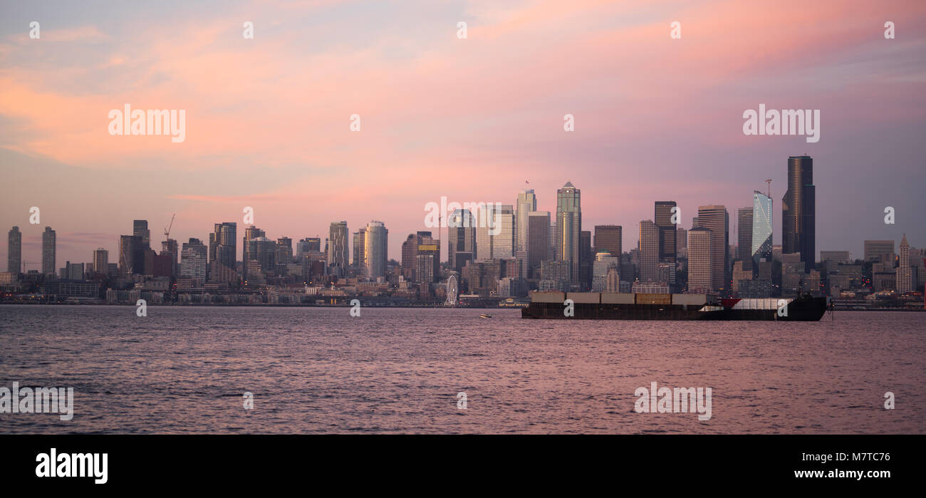 La notte scende sulla Citta' Smeraldo Seattle Washington attraverso la visualizzazione della Baia di Elliott Foto Stock