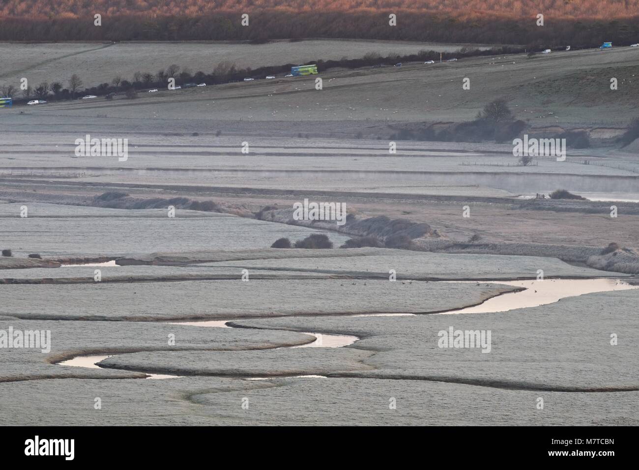 Wintery vista la mattina su Cuckmere Valley con country road a distanza Foto Stock