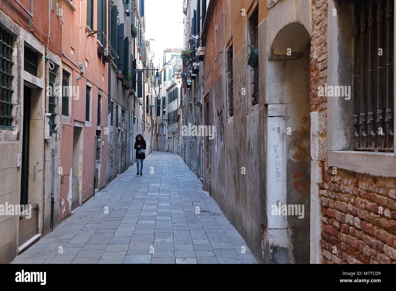 Venezia, Italia - 19 gennaio 2018. Una strada residenziale nel quartiere di Castello di Venezia Foto Stock