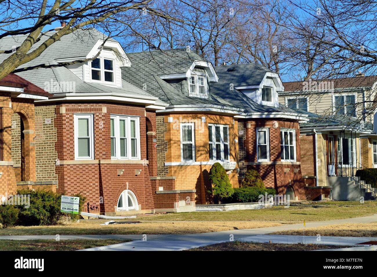 Chicaog, Illinois, Stati Uniti d'America. Case lungo un blocco della città nel quartiere di Chicago di Norwood Park.. Il bungalow in stile strutture sono rappresentativi di tm Foto Stock
