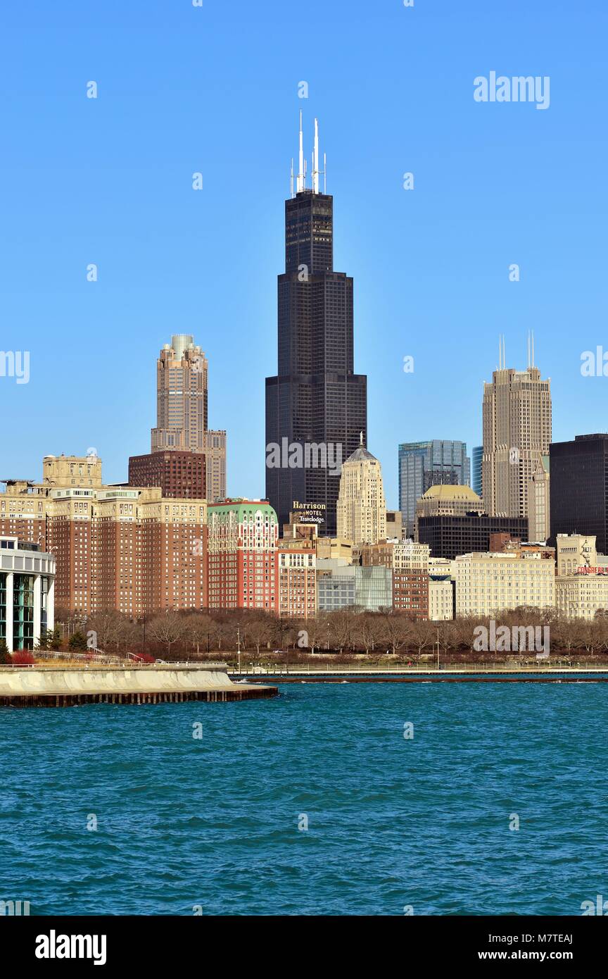 Chicago, Illinois, Stati Uniti d'America. Una porzione sullo skyline di Chicago come si vede dal Museo del Campus appena a sud del centro cittadino su un luminoso fine giornata invernale. Foto Stock