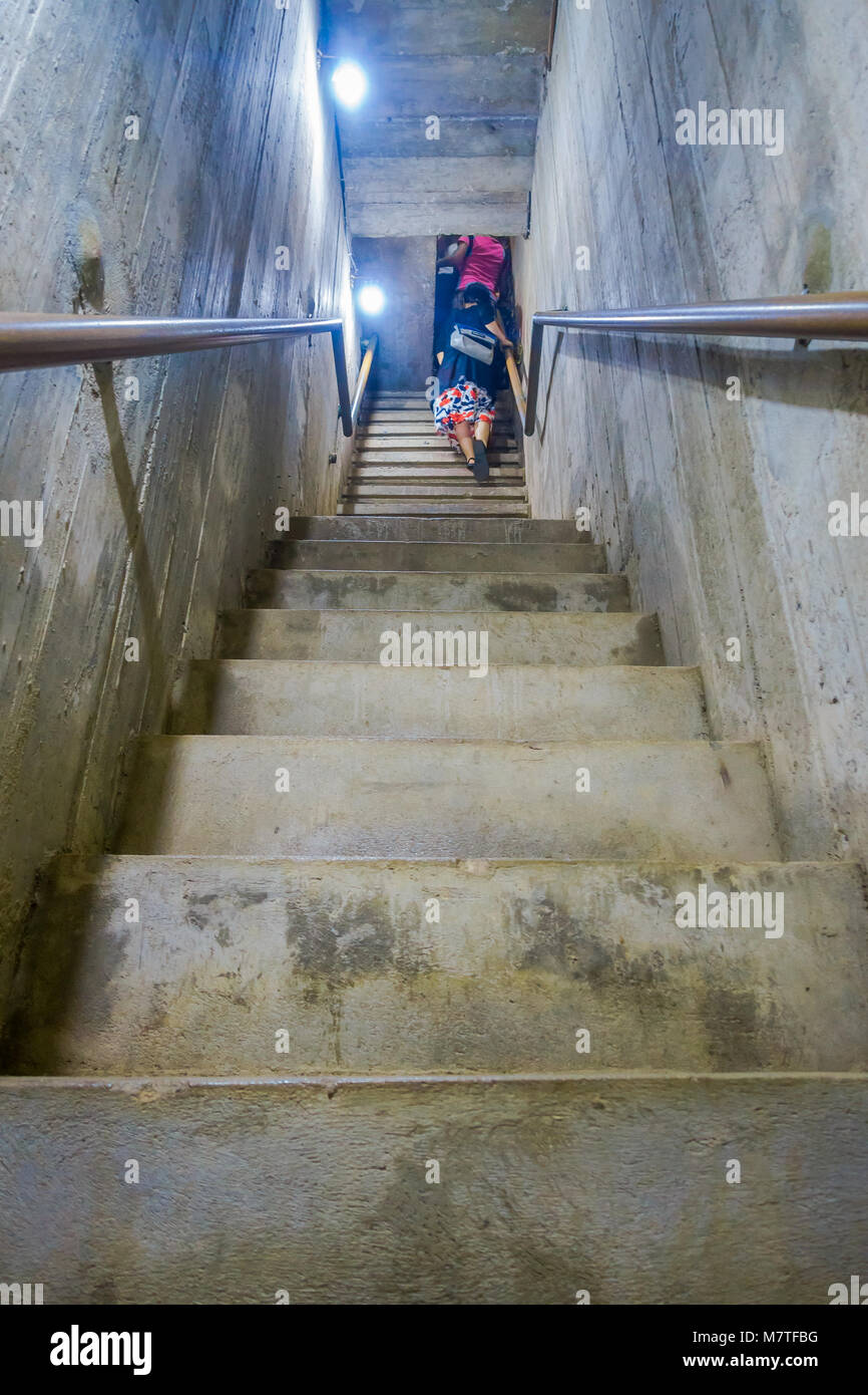 AYUTTHAYA, Thailandia, febbraio 08, 2018: Sotto vista di persone non identificate donwstairs a piedi all'interno di un edificio la principale Prang al Wat Racha Burana, Ayudhya Provincia Foto Stock