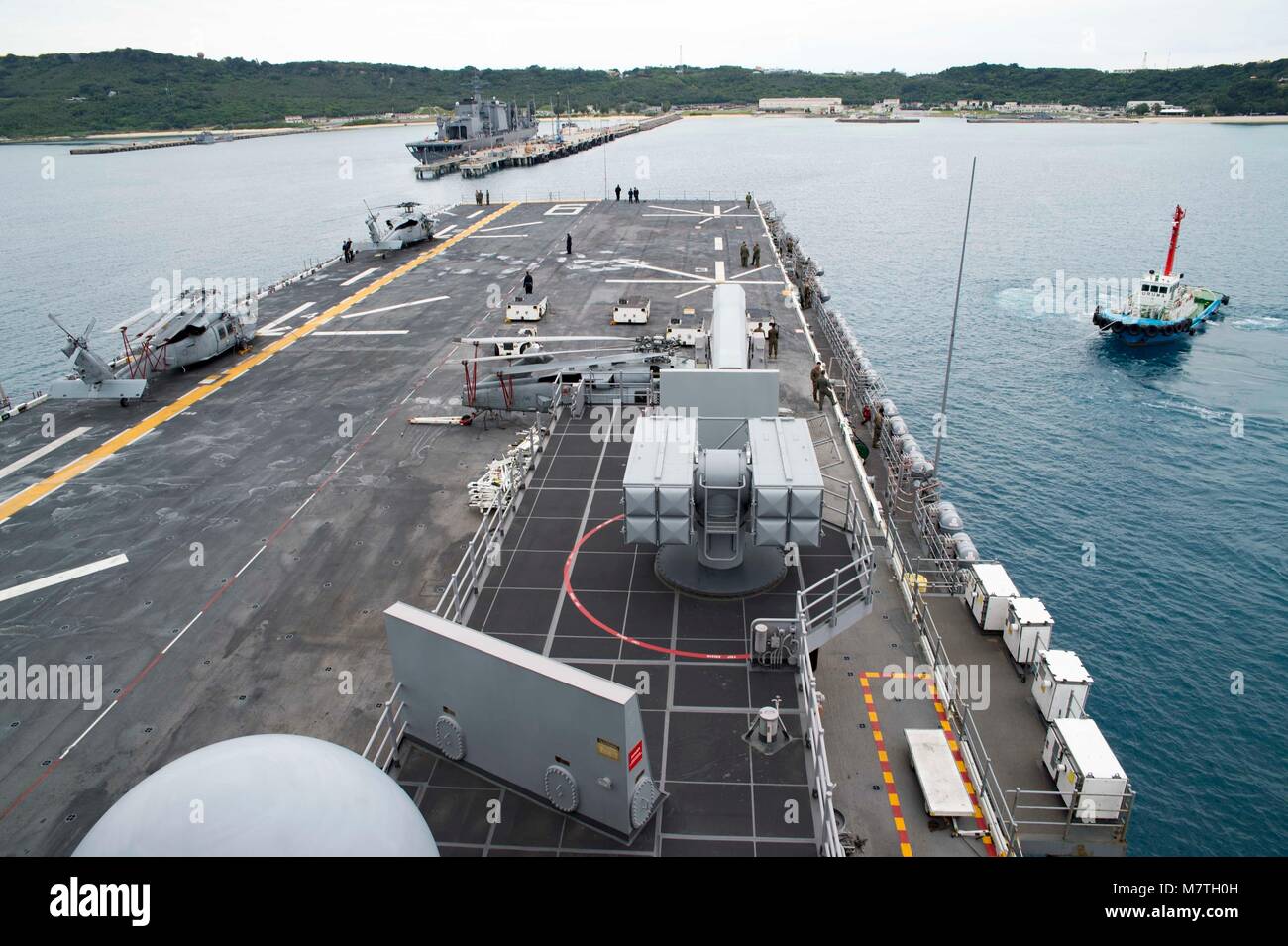 180312-N-XK809-023 spiaggia bianca, Okinawa (12 marzo 2018) l'assalto anfibio nave USS Bonhomme Richard (LHD 6) si avvicina a un molo Spiaggia Bianca Naval Facility. Bonhomme Richard è operativo nell'Indo-Pacifico regione come parte di un regolarmente programmata di pattugliamento e fornisce una rapida capacità di risposta in caso di emergenza regionale o calamità naturali. (U.S. Foto di Marina di Massa lo specialista di comunicazione 2a classe William Sykes/rilasciato) Foto Stock