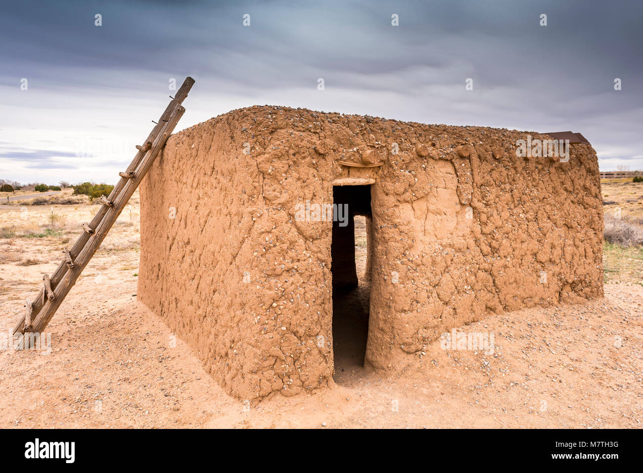 Coronado Historic Site, Coronado membro Monumento, puddled adobe struttura in corrispondenza di Kuaua Pueblo rovine, nei pressi di Albuquerque, Nuovo Messico, Stati Uniti d'America. Foto Stock