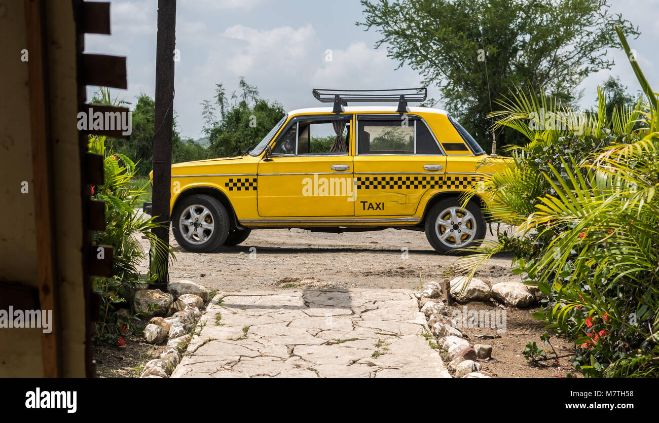 Biran, Cuba - 1 Settembre 2017: una vendemmia era sovietica Russian Lada taxi parcheggiato di fronte ad un ristorante in campagna. Foto Stock