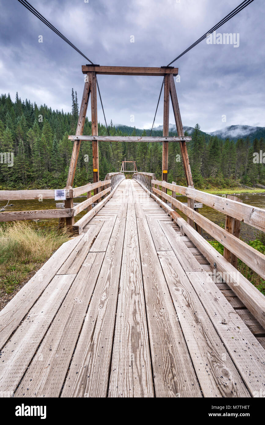 Ponte sospeso sul fiume Lochsa, per l'accesso a piedi e a cavallo, Northwest Passage Scenic Byway, Clearwater National Forest, Idaho, USA Foto Stock