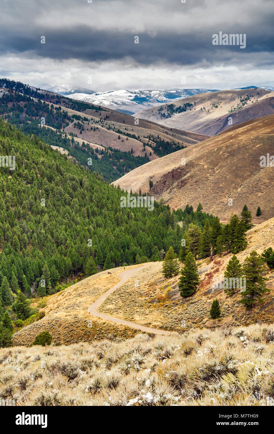 Nuvole pesanti, Lemhi Mountain Range da Lewis e Clark Backcountry Byway vicino Lemhi Pass in Beaverhead montagne, gamma Bitterroot, Idaho, Stati Uniti d'America Foto Stock