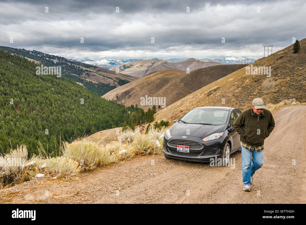 Adulti Senior e auto, Lewis e Clark Backcountry Byway vicino Lemhi Pass, Beaverhead montagne, Bitterroot Range, Salmon-Challis foresta Nat, Idaho, Stati Uniti d'America Foto Stock