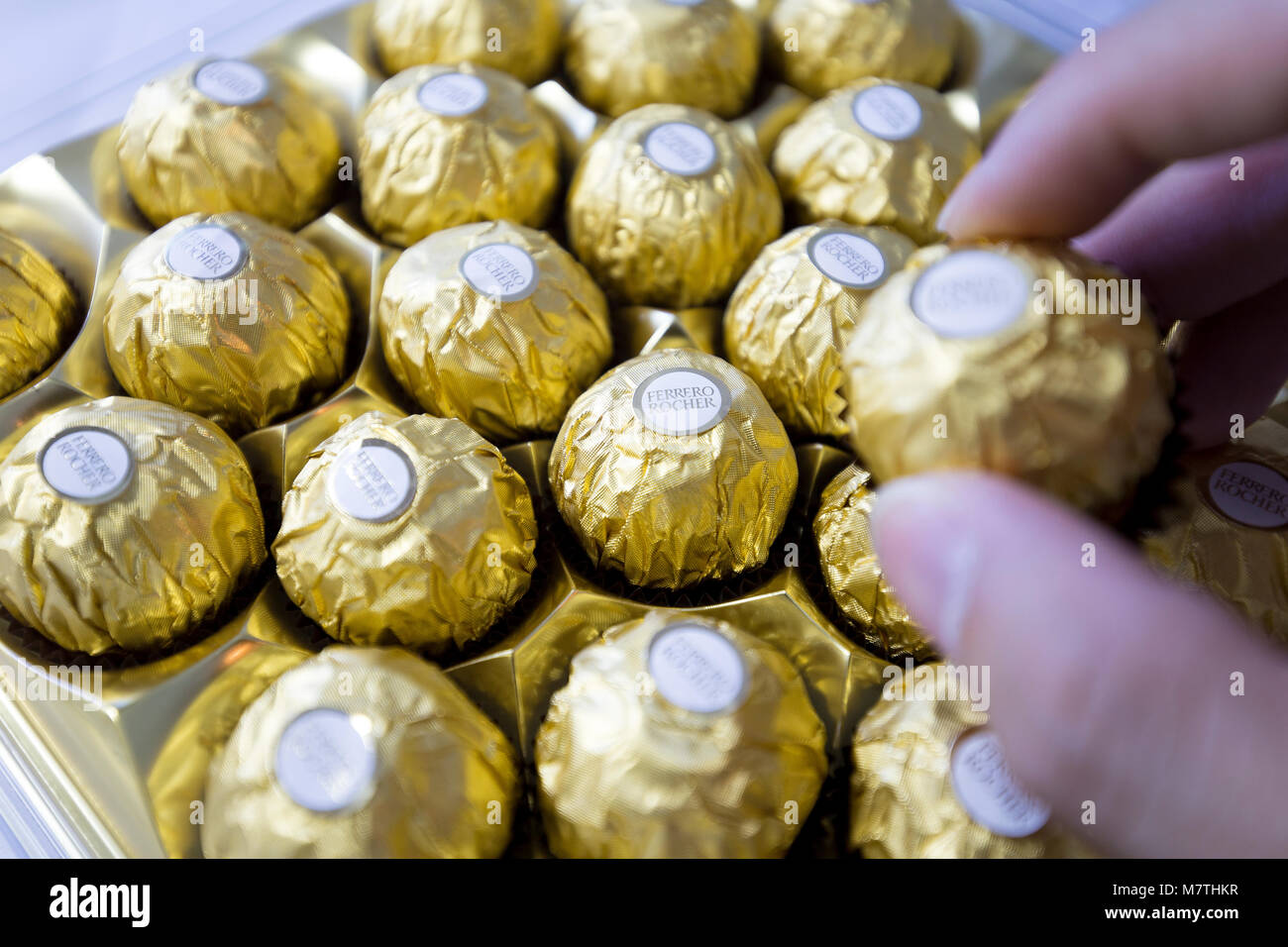 Bangkok Tailandia- Marzo 15, 2018: Ferrero Rocher è un dolce di cioccolato fatte dagli italiani Ferrero spa. Rocher deriva dal francese e significa 'rock' dopo un g Foto Stock