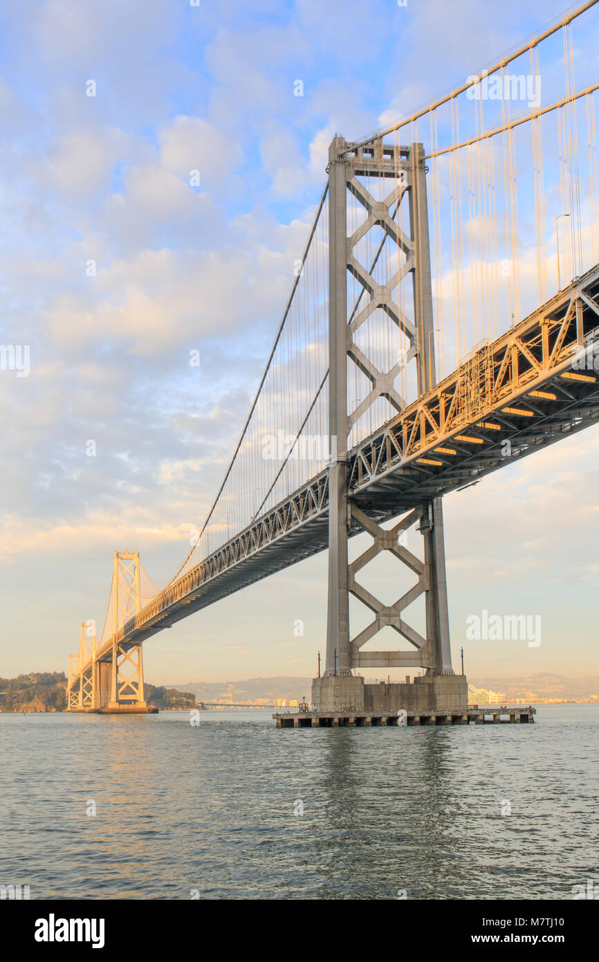 Luci e ombre sul ponte della baia. Foto Stock