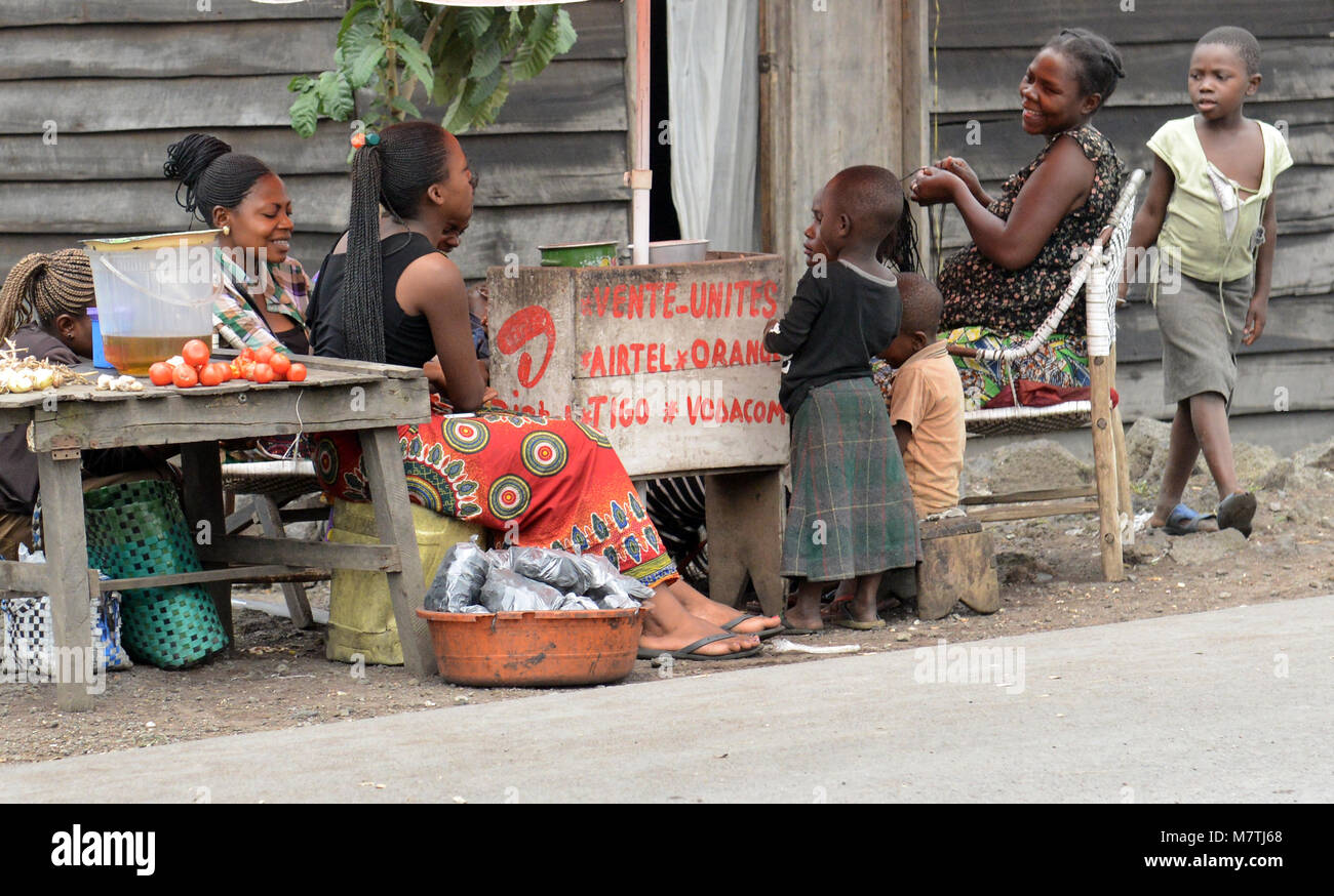 La vita lungo le strade di Goma, D.R.C Foto Stock