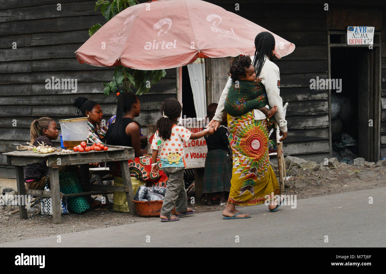 La vita lungo le strade di Goma, D.R.C Foto Stock