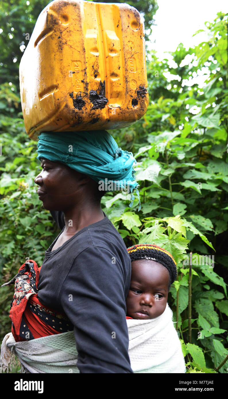 Portare l'acqua di ritorno al loro villaggio. Foto Stock
