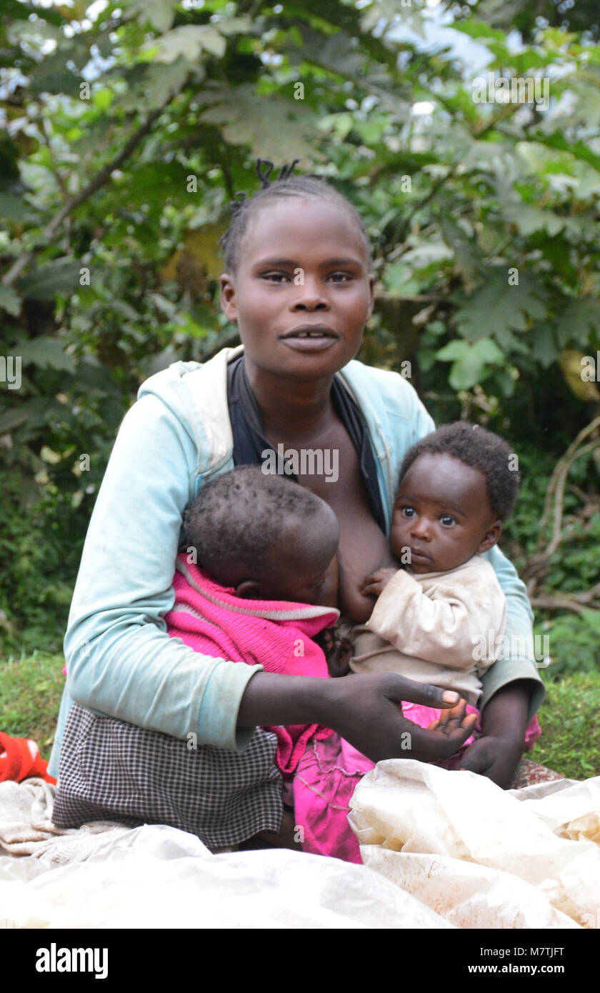 Una donna congolese di allattamento al seno i suoi gemelli. Foto Stock