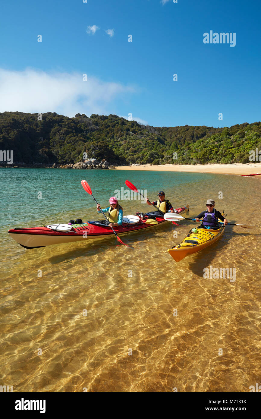 Kayakers, Te Pukatea Bay, il Parco Nazionale Abel Tasman Nelson Regione, Isola del Sud, Nuova Zelanda Foto Stock