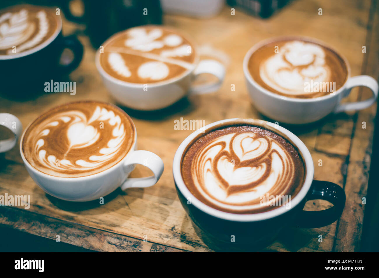 A tazze di caffè latte art sulla tavola di legno Foto Stock