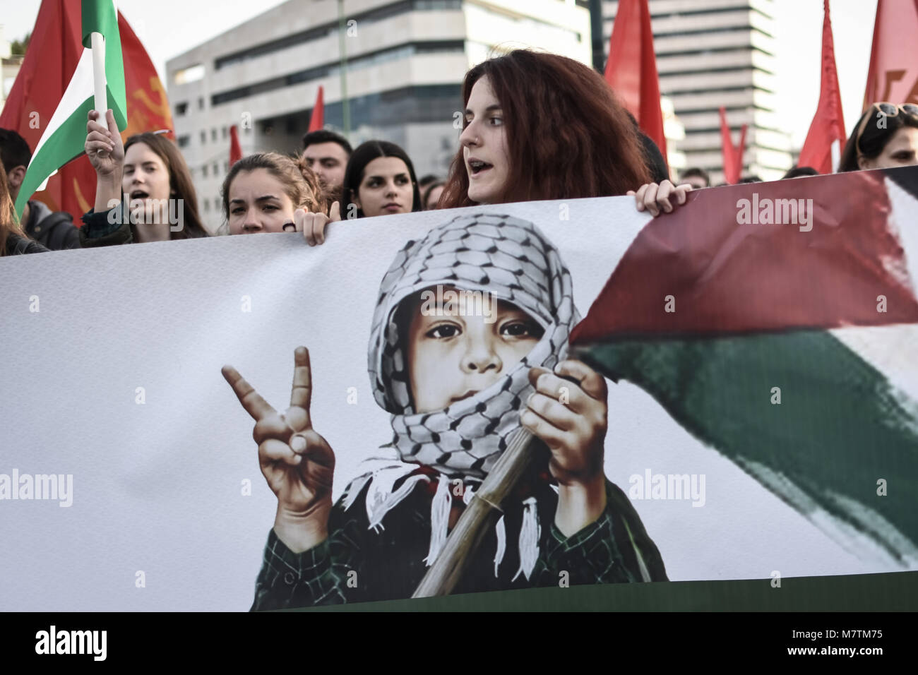 Marzo 12, 2018 - Athens, Grecia - Una donna vede gridando slogan mentre si tiene un grande striscione durante una manifestazione di protesta per chiedere il rilascio di un 16-anno-vecchia ragazza palestinese denominato Ahed Tamimi, svoltasi a militari israeliani di detenzione. L'inizio di una missione militare di prova per il ragazzo palestinese è stato ritardato fino al 6 febbraio dopo un video virale ha mostrato il suo colpendo due soldati israeliani. (Credito Immagine: © Nikolas Joao Kokovlis/SOPA immagini via ZUMA filo) Foto Stock