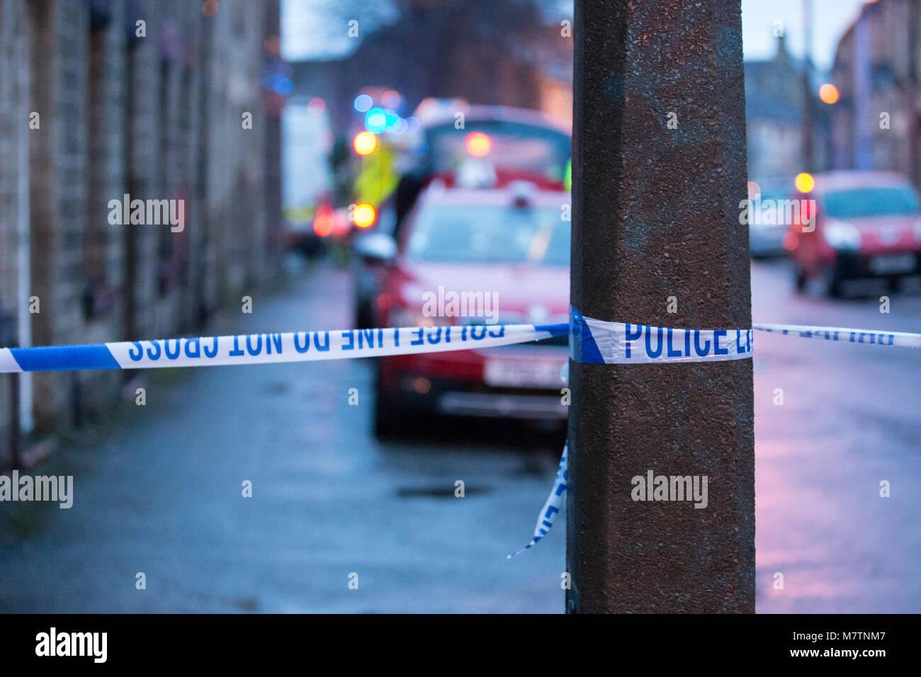 Barnsley, nello Yorkshire, Regno Unito. Xii marzo, 2018. Relazione locali un corpo stato trovato in prima serata su Princess Street Barnsley, la gente del posto ci hanno detto di stare dentro e tenere le finestre chiuse come uno specialista Hazmat (chimici e rifiuti pericoli) team indagare la scena; il ares è nastrata off Credit: News Immagini/Alamy Live News Foto Stock