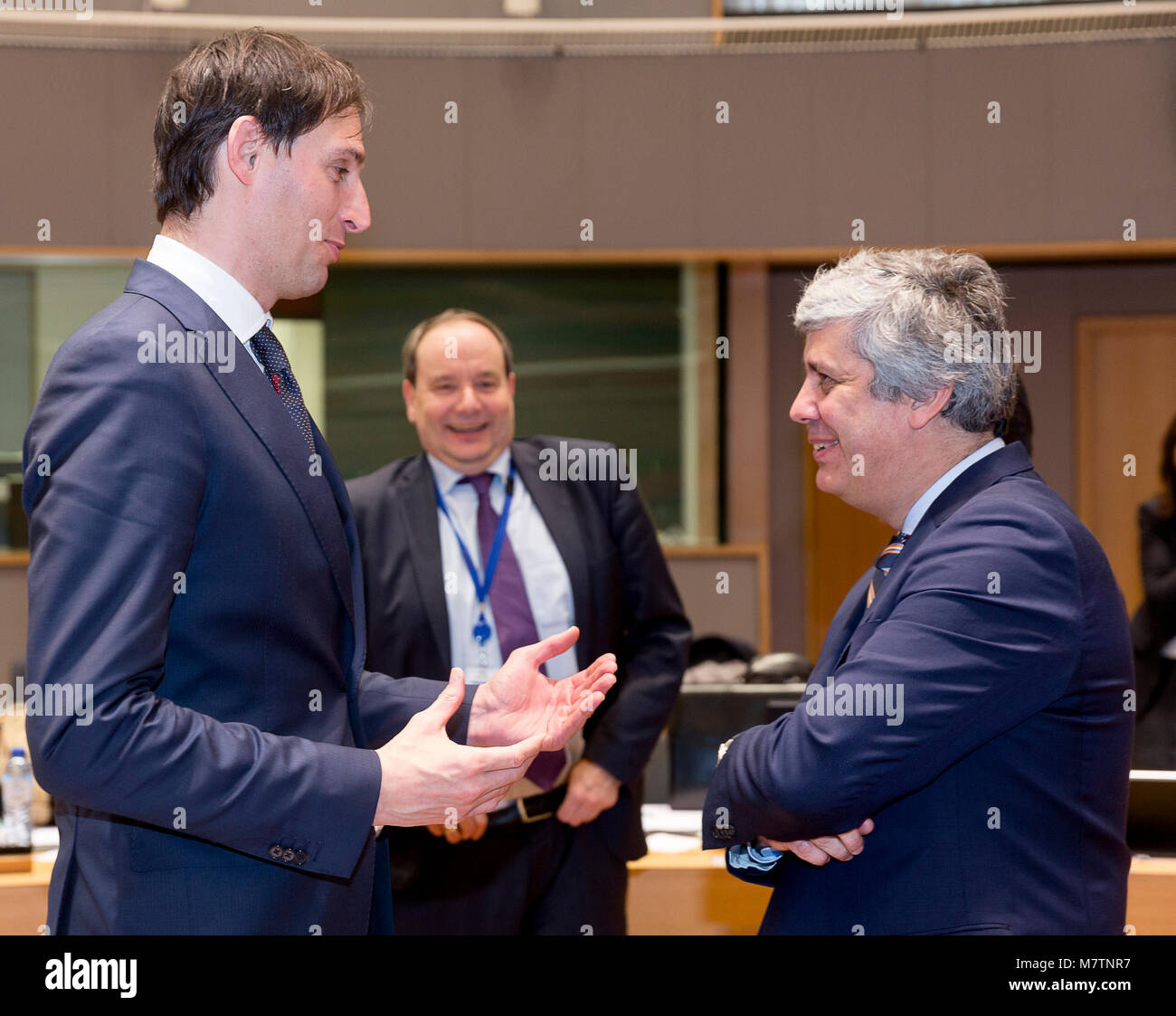 (180312) -- Bruxelles, 12 marzo 2018 (Xinhua) -- Ministro delle finanze olandese Wopke Hoekstra (L) colloqui con il presidente dell'eurogruppo e il Ministro portoghese delle Finanze Mario Centeno (R) prima di una riunione dell' Eurogruppo dei ministri delle Finanze a Bruxelles, Belgio, 12 marzo 2018. Eurogroup presidente Mario Centeno detto lunedì che la zona euro bailout fondo dovrebbe versare la quota successiva, vale la pena di 5,7 miliardi di euro (7,03 miliardi di dollari), alla Grecia nella seconda metà di marzo. (Xinhua/Thierry Monass) Foto Stock