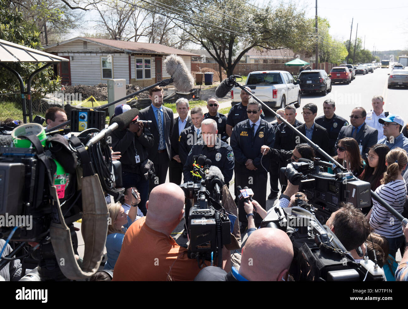 Austin interinale capo di polizia Brian Manley parla di media in un oriente Austin quartiere dove un terzo pacchetto bomba ha esploso lunedì che gravemente ferito una donna anziana. L'incidente seguita bombardamenti di due settimane fa e in precedenza lunedì che ha provocato la morte di due persone. Foto Stock