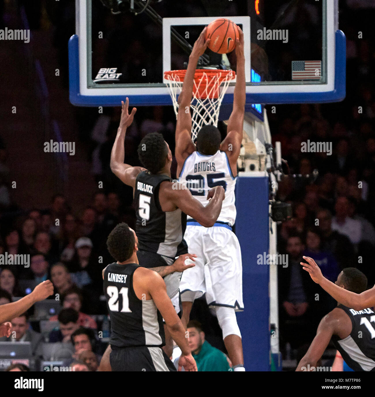 Marzo 10, 2018 - New York New York, Stati Uniti - Villanova Wildcats Mikal guardia ponti (25) schiacciate nella seconda metà durante la grande Conferenza Est Tournament partita di campionato al Madison Square Garden di New York City. Villanova sconfitto la Provvidenza 76-66 in ore di lavoro straordinario. Duncan Williams/CSM Foto Stock