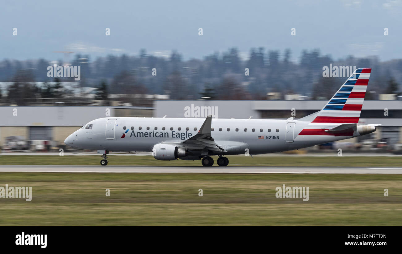 5 marzo 2018 - Richmond, British Columbia, Canada - Un American Eagle Airlines Embraer ERJ-175LR (N211NN) jet, operati da compagnie aeree bussola, decolla dall'Aeroporto Internazionale di Vancouver. (Credito Immagine: © Bayne Stanley via ZUMA filo) Foto Stock