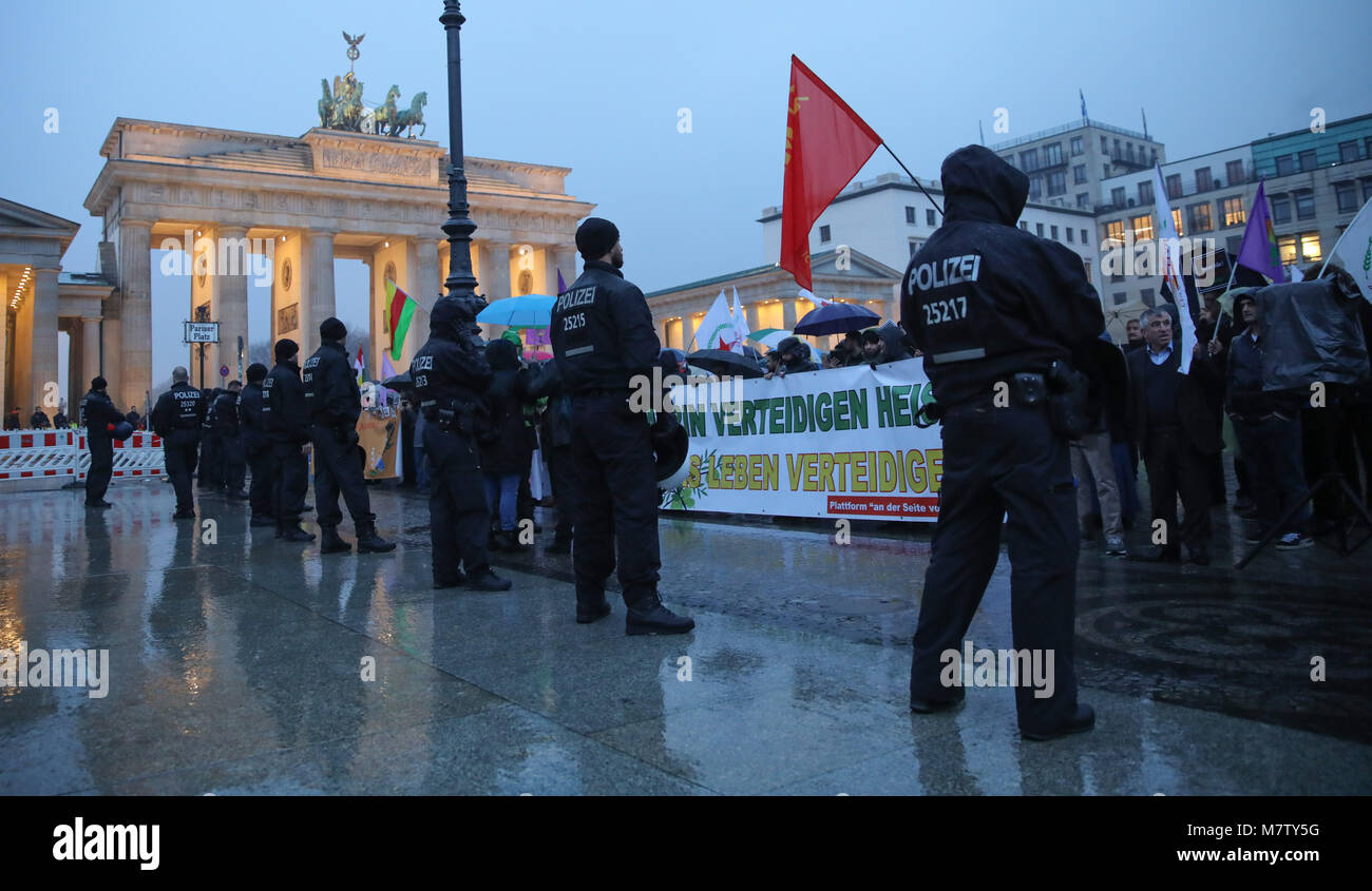 12 marzo 2018, Germania Berlino: circa duecento Kurs protestare con un banner a leggere 'Afrin verteidigen heisst das Leben verteidigen' (lit. difendere Afrin significa difendere la vita) contro i Turchi operazione militare contro i curdi nel nord della Siria di fronte alla Porta di Brandeburgo. Foto: Jörg Carstensen/dpa Foto Stock