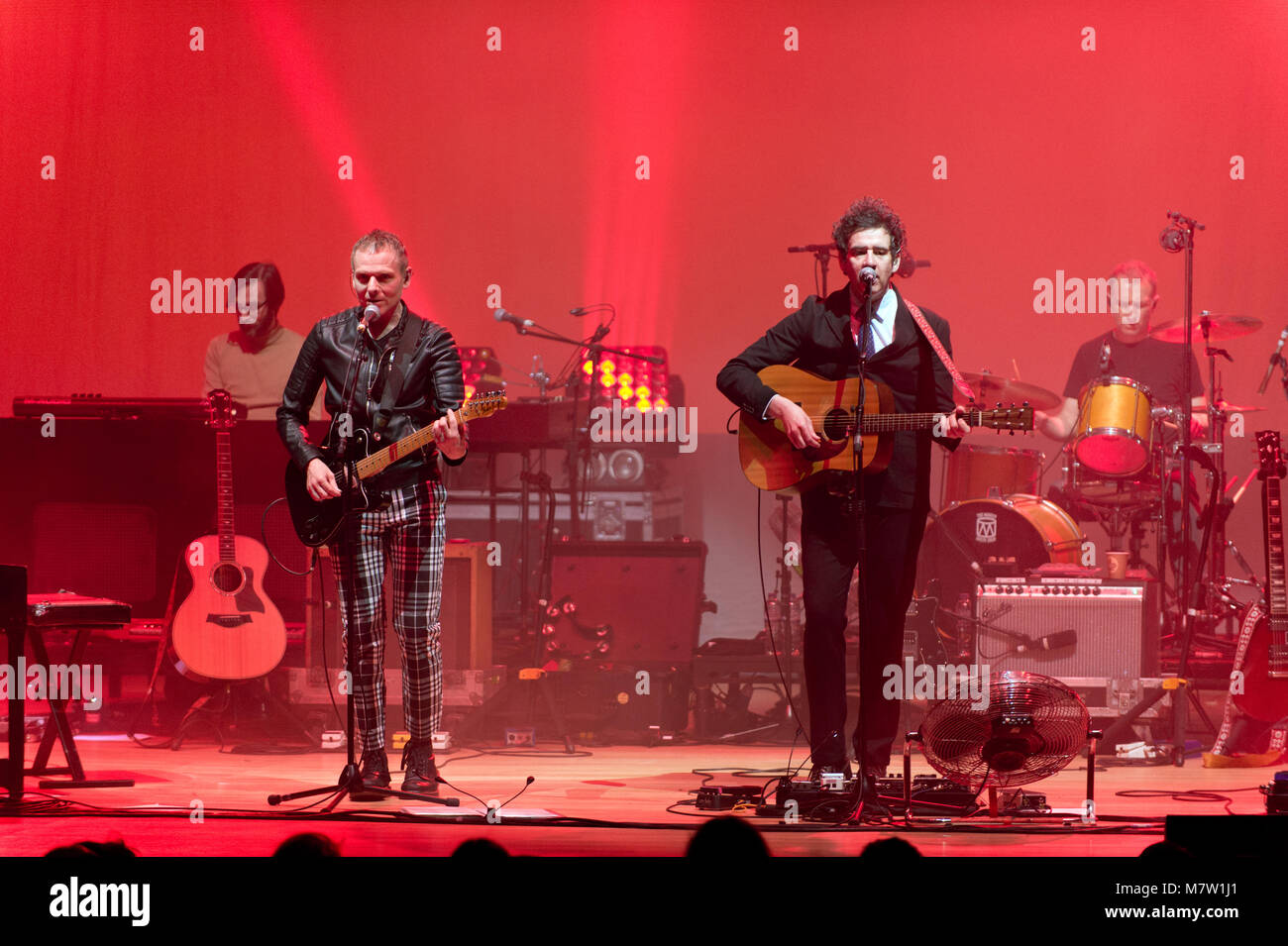 Manchester, Regno Unito. Xii marzo, 2018. Indie rock band di belle e Sebastian in concerto presso la Bridgewater Hall. Manchester, Regno Unito, 12 marzo 2018. Immagine mostra Stuart Murdoch e Stevie Jackson. Credito: John Bentley/Alamy Live News Foto Stock