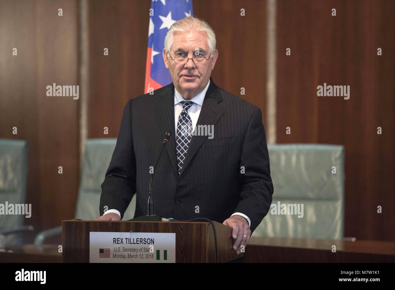 Marzo 12, 2018 - Abuja, Nigeria - In questa foto fornite da parte degli Stati Uniti del Dipartimento di Stato degli Stati Uniti, Il segretario di Stato Rex Tillerson offre commento in corrispondenza di una giunzione premere la disponibilità presso l'Aso Rock Villa Presidenziale di Abuja, Nigeria il 12 marzo 2018. Il presidente statunitense Trump ha annunciato Martedì, Marzo 13, 2018 che egli è la rimozione di Tillerson dal suo incarico e di sostituirlo con il Direttore della CIA Mike Pompeo..Credit: Dipartimento di Stato degli Stati Uniti via CNP (credito Immagine: © Dipartimento di Stato Usa/CNP via ZUMA filo) Foto Stock