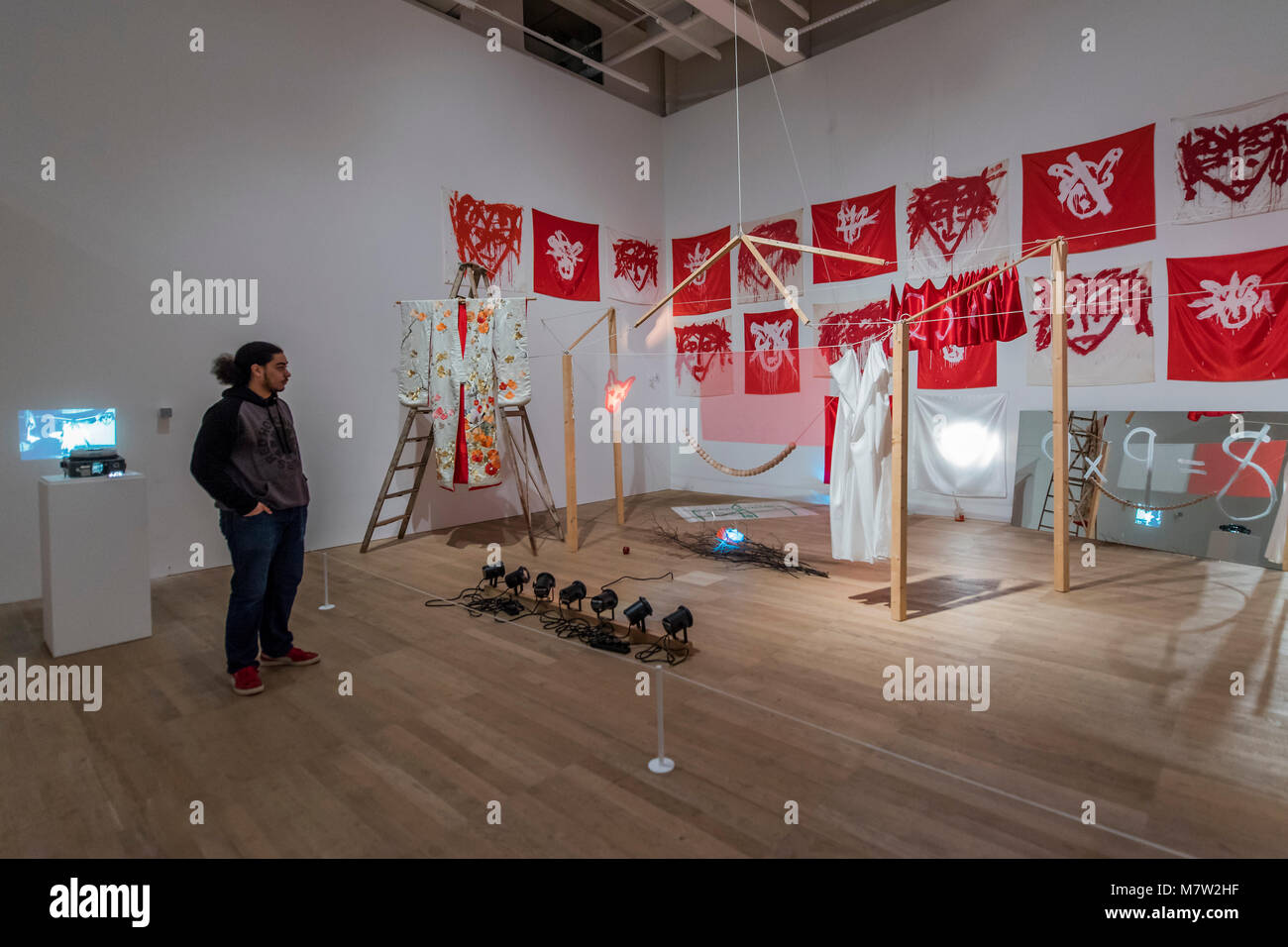 Londra, Regno Unito. 13 marzo, 2018. La Ginestra, combina puntelli; costumi insieme e disegni originali realizzati durante Jonas's performance - Joan Jonas, Tate Modern apre più grande indagine sulle prestazioni pionieristiche artista dai suoi cinque dieci anni di carriera. Esso include un coinvolgente galleria esposizioni e live performance program. Credito: Guy Bell/Alamy Live News Foto Stock