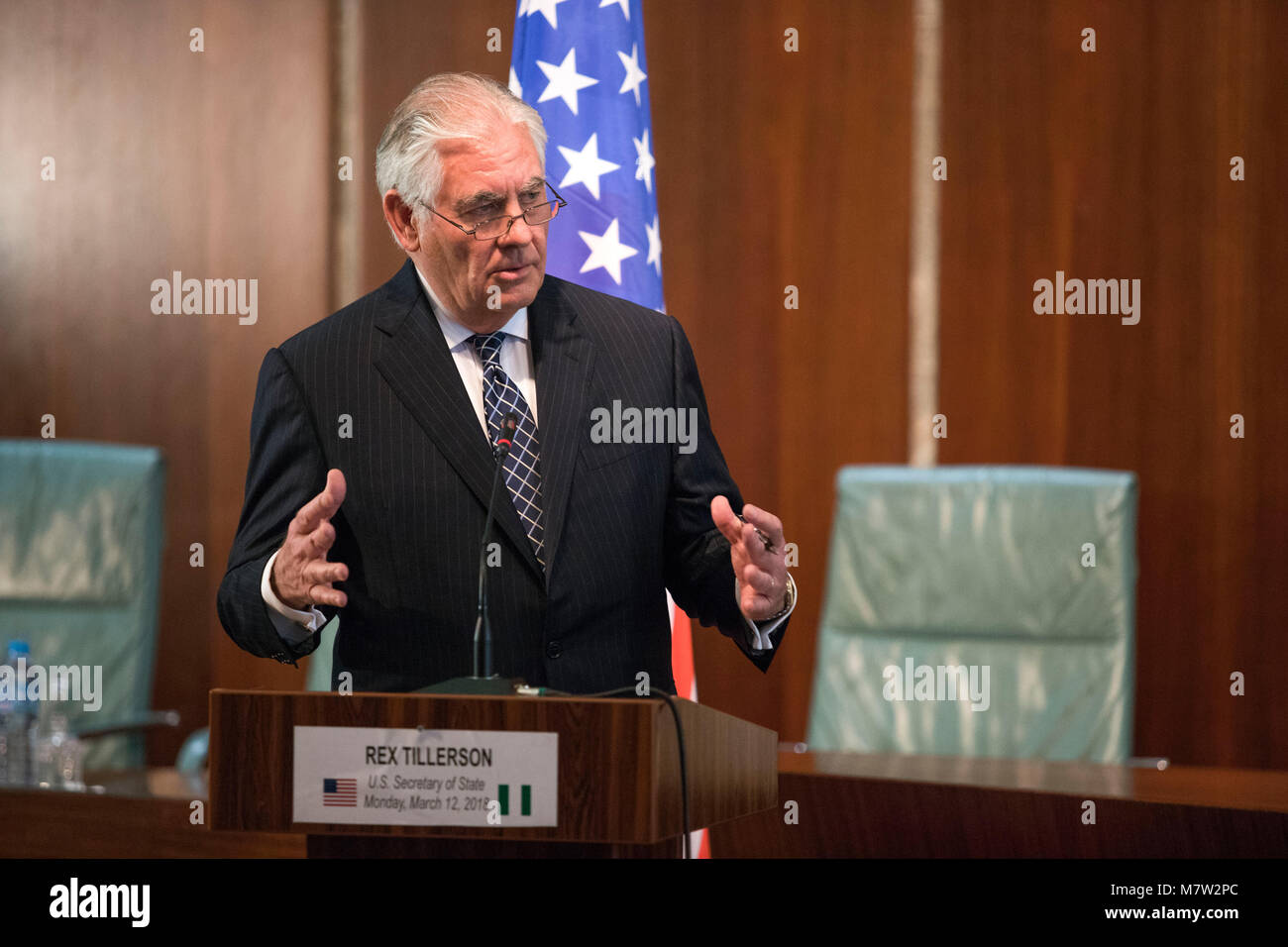 In questa foto fornite da parte degli Stati Uniti del Dipartimento di Stato degli Stati Uniti, Il segretario di Stato Rex Tillerson offre commento in corrispondenza di una giunzione premere la disponibilità presso l'Aso Rock Villa Presidenziale di Abuja, Nigeria il 12 marzo 2018. Il presidente statunitense Trump ha annunciato Martedì, Marzo 13, 2018 che egli è la rimozione di Tillerson dal suo incarico e di sostituirlo con il Direttore della CIA Mike Pompeo. Credito: Dipartimento di Stato degli Stati Uniti via CNP - nessun filo servizio · Foto: Dipartimento di Stato degli Stati Uniti e/o consolidato di Notizie Foto/Dipartimento di Stato degli Stati Uniti via CNP - ATTENZIONE: solo uso editoriale in connessione con il citato te Foto Stock