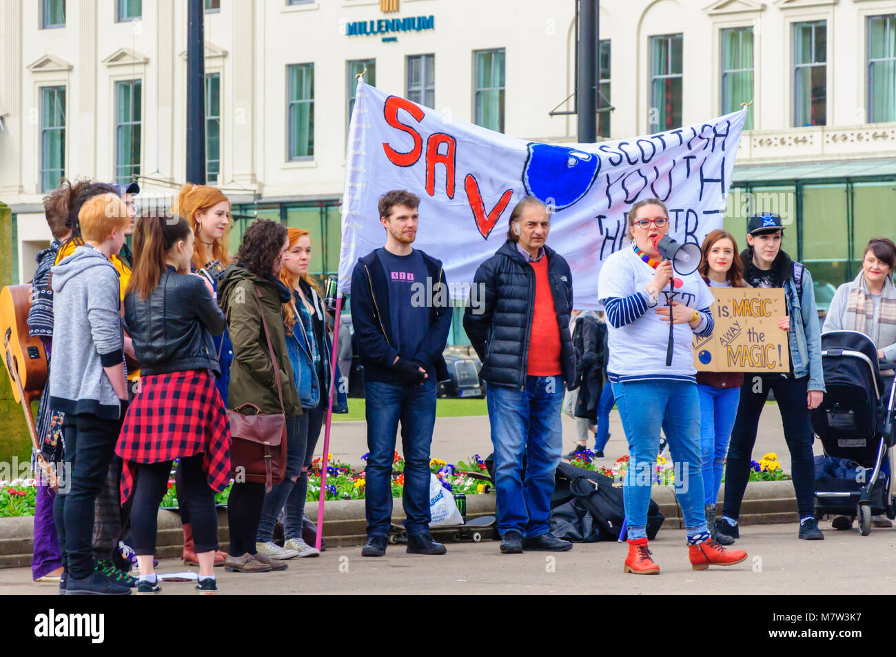 Glasgow, Scotland, Regno Unito. 13 marzo, 2018: gli attivisti protestano contro la minaccia di chiusura della Scottish Youth Theatre in George Square. La proposta è a causa della mancanza di finanziamenti da agenzia di arti creative in Scozia. Credito: Berretto Alamy/Live News Foto Stock
